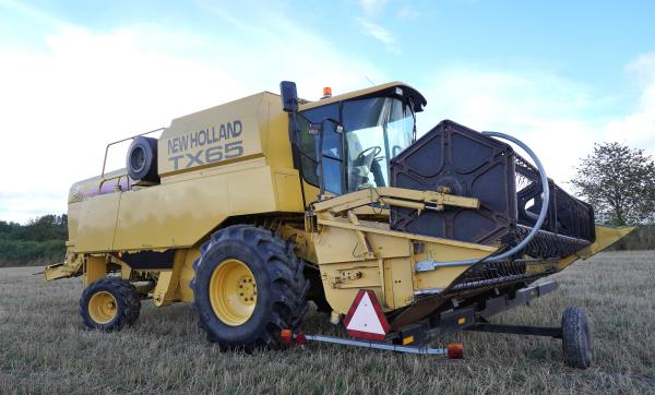 Tröska - New Holland - TX65, 17 fot, ca 5,10 m, motor ca 2.800 timmar, ca 2.300 trösk timmar, årsmod...