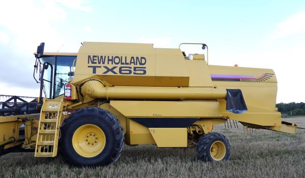 Tröska - New Holland - TX65, 17 fot, ca 5,10 m, motor ca 2.800 timmar, ca 2.300 trösk timmar, årsmod...