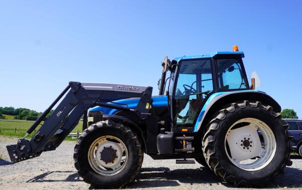 Traktor - New Holland - 8160, årsmodell 1998, lastare Ålö Quicke Q65. 7.564 timmar