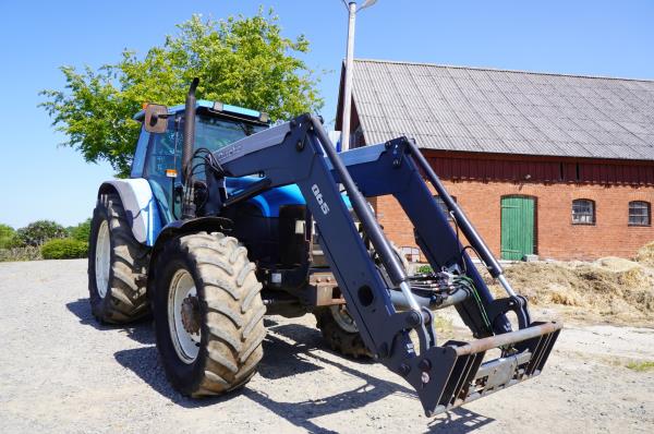 Traktor - New Holland - 8160, årsmodell 1998, lastare Ålö Quicke Q65. 7.564 timmar