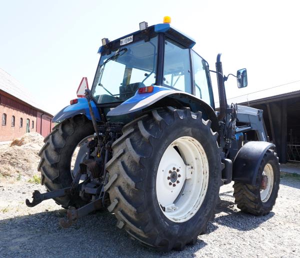 Traktor - New Holland - 8160, årsmodell 1998, lastare Ålö Quicke Q65. 7.564 timmar