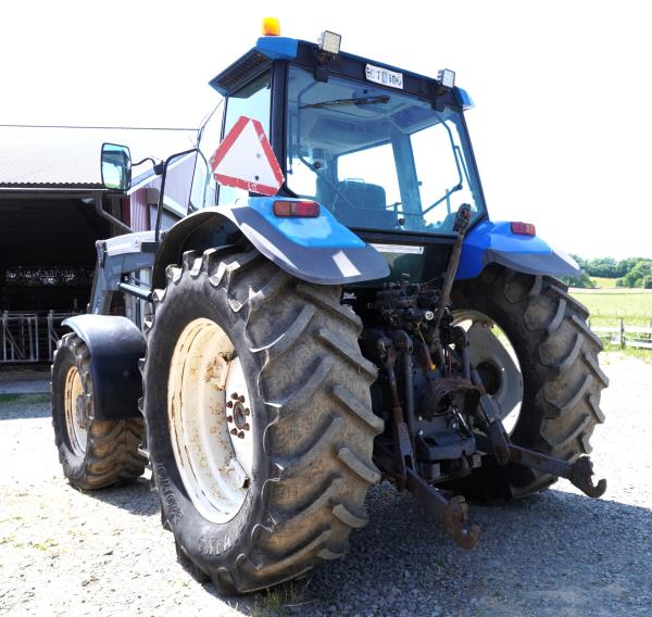 Traktor - New Holland - 8160, årsmodell 1998, lastare Ålö Quicke Q65. 7.564 timmar