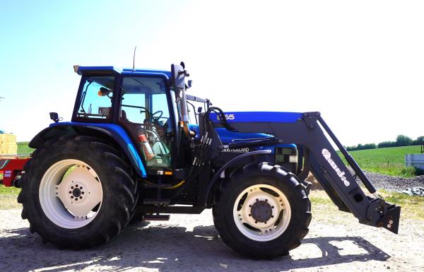 Traktor - New Holland - 8160, årsmodell 1999, Ålö Quicke Q65. 8.532 timmar.