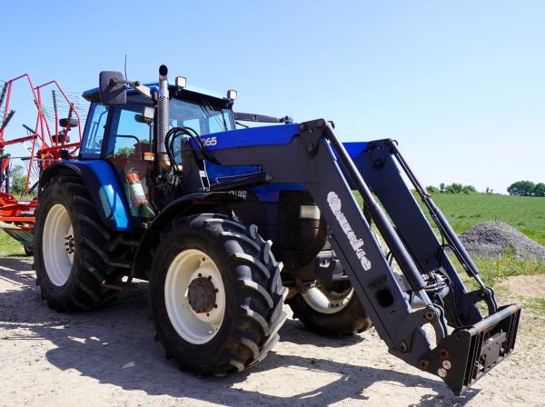 Traktor - New Holland - 8160, årsmodell 1999, Ålö Quicke Q65. 8.532 timmar.